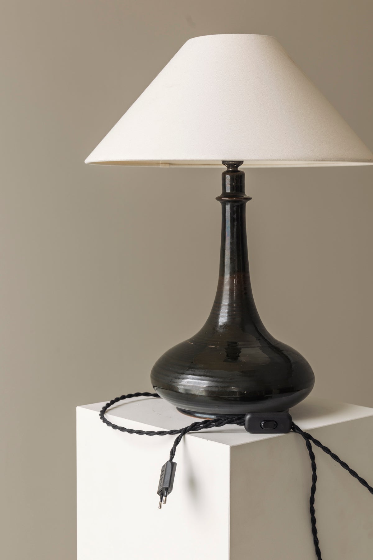 Elegant Set of Two identical French Ceramic Table Lamps, 1960s — view 9