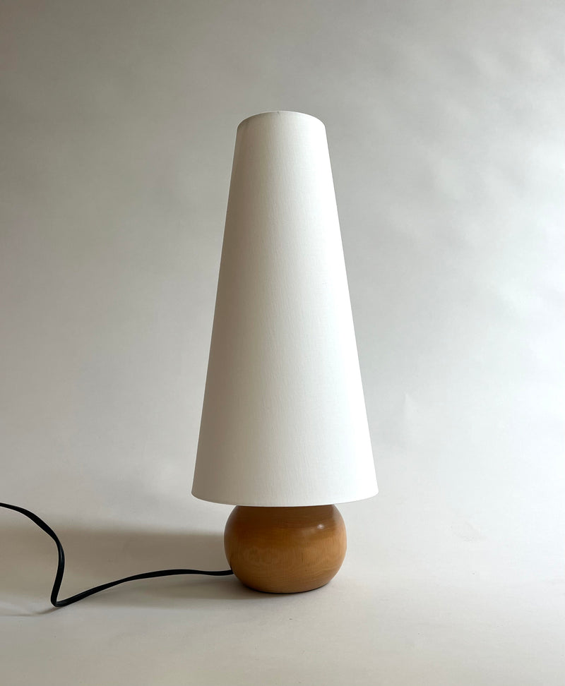 Sao Miguel Blanco table lamp by SÒLER | The Oblist — wooden base, white shade