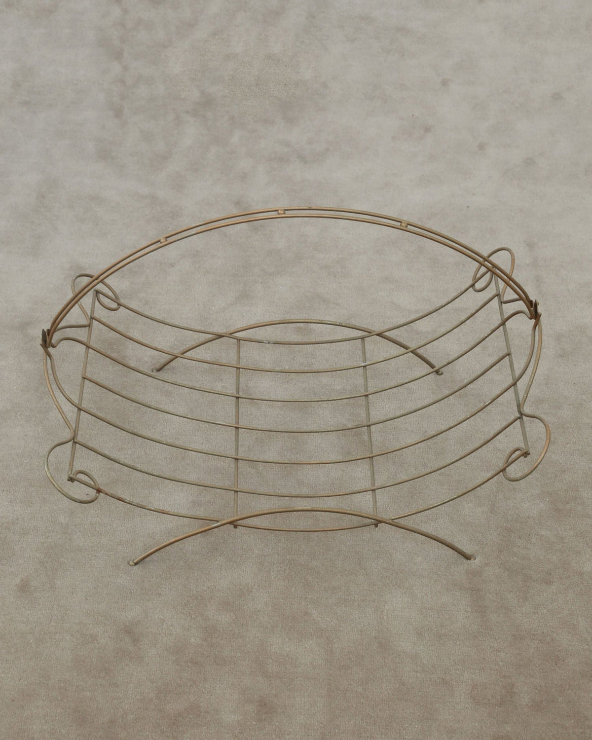 Grecian copper wire magazine rack with curved legs and handles