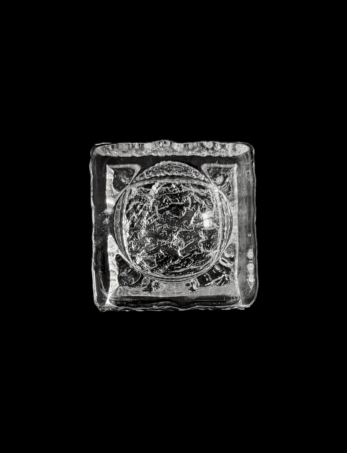 Glss ashtray — detail view