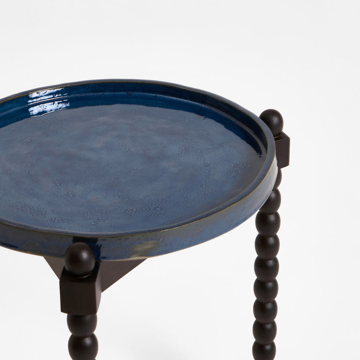 Bolha Tray Table — close-up of blue ceramic top and black legs