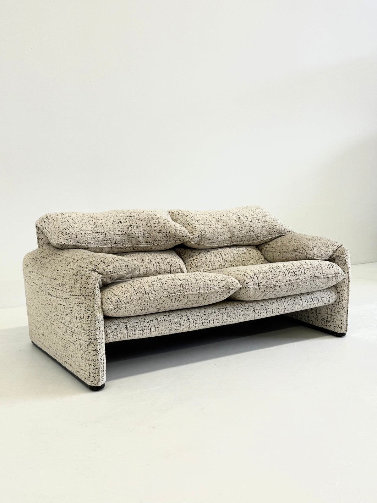 Cassina Maralunga 2-seater sofa by Vico Magistretti off-white with subtle pattern — in context