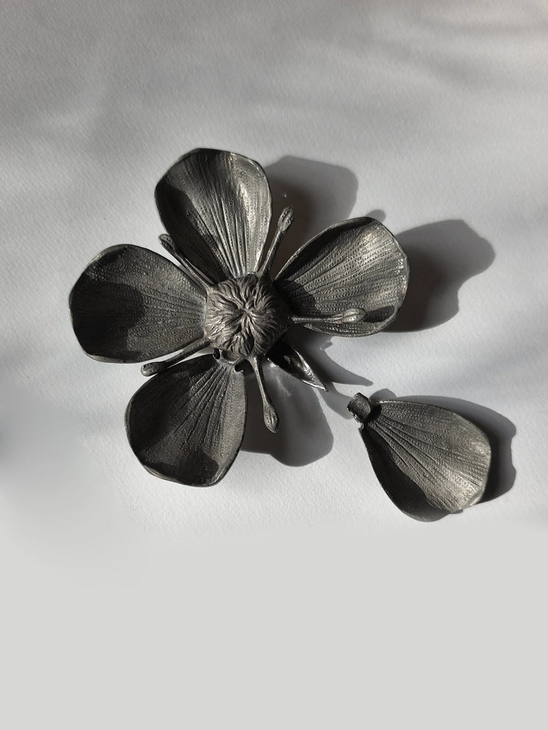 Floral Ashtray — detail view