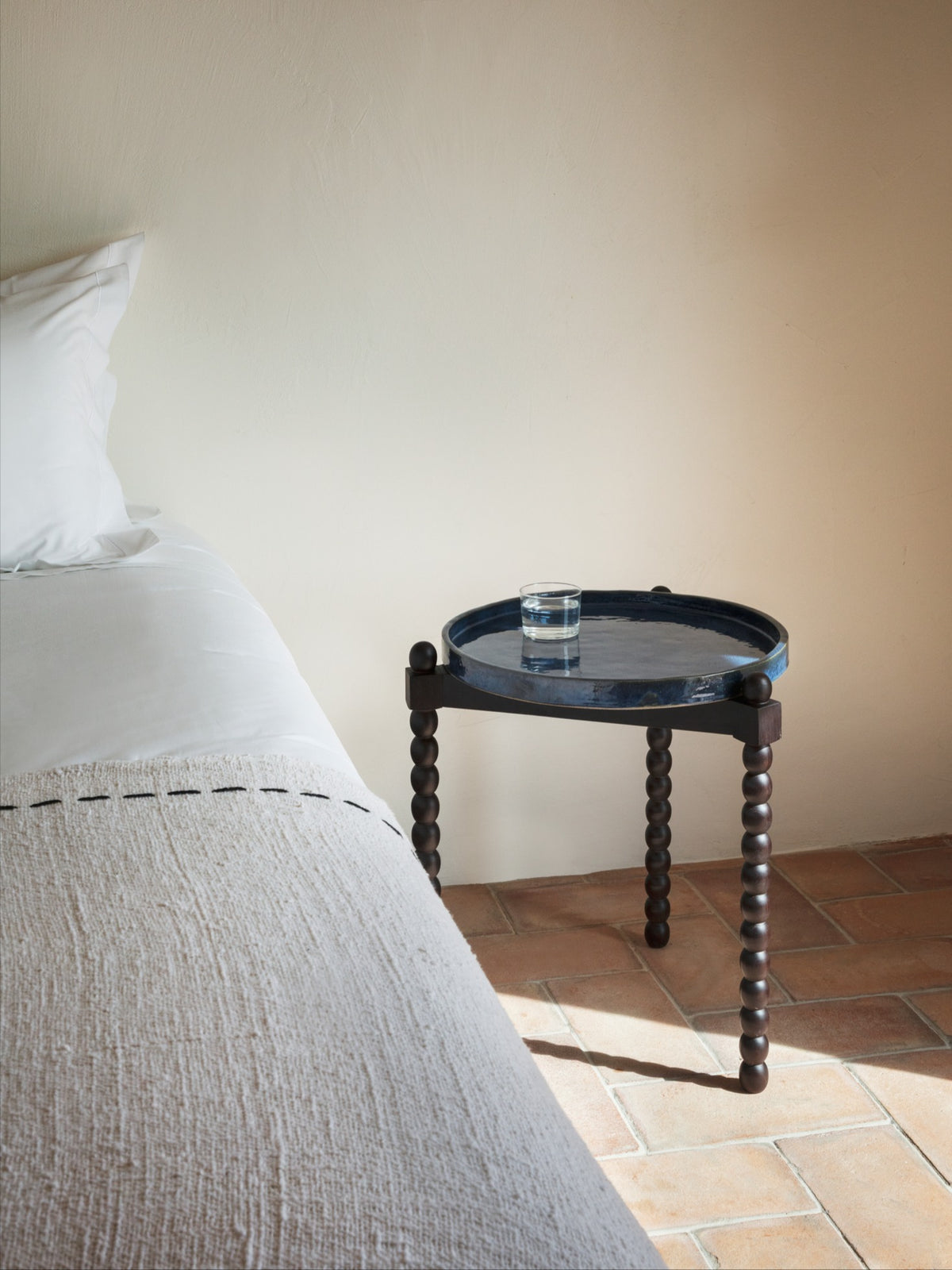 Bolha Tray Table — side view with dark wooden legs and blue tray