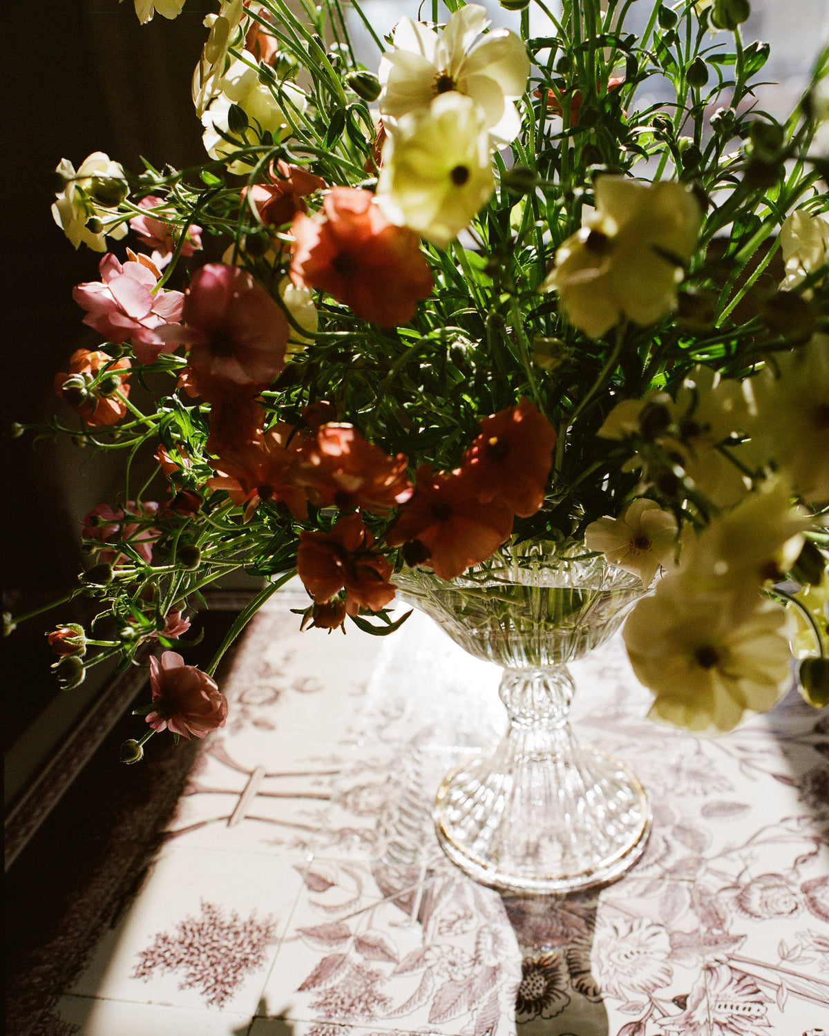 Blixen Vase Large — crystal vase with colorful floral arrangement