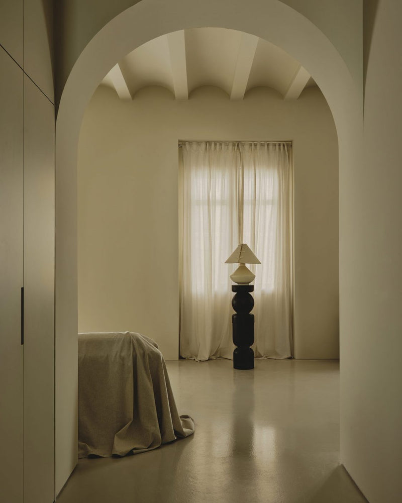 Bone ceramic large table lamp on dark sculptural base, Los Objetos Decorativos