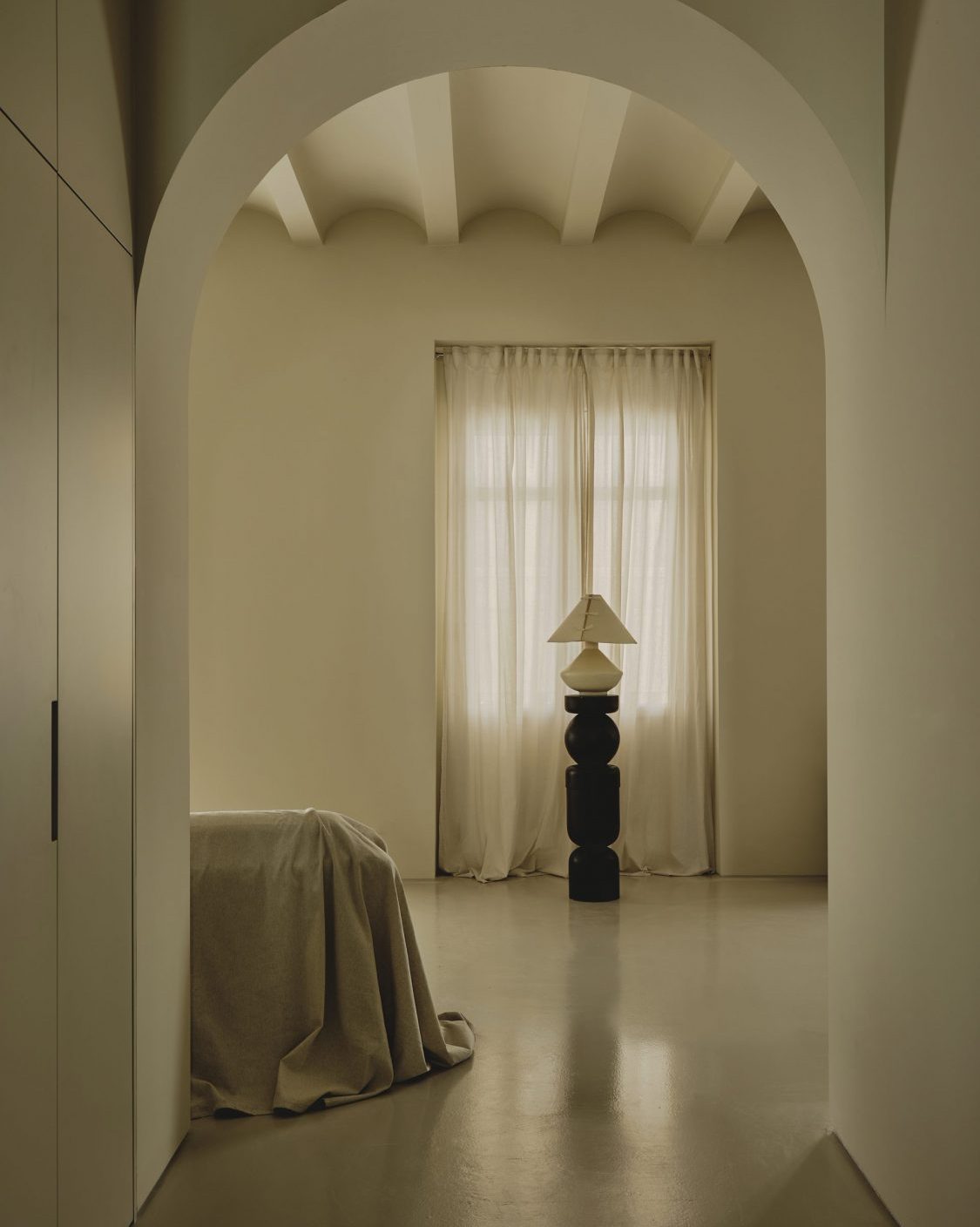 Bone ceramic large table lamp on dark sculptural base, Los Objetos Decorativos