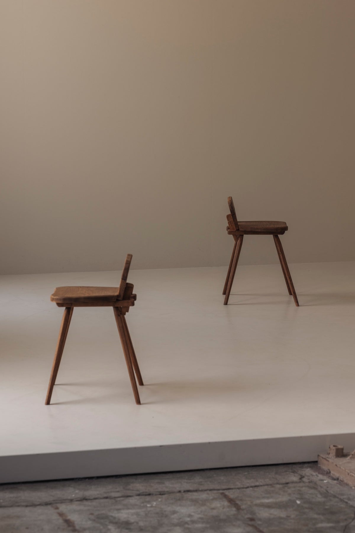 Sculptural pair of French solid oak side chairs from the 1950s — lifestyle setting