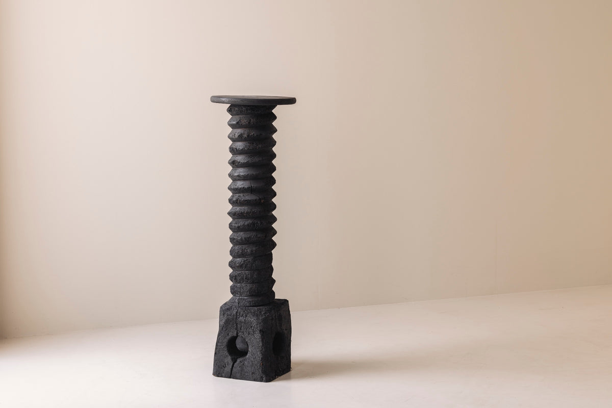 Antique French wine press screw pedestal in burned oak, 19th century. — side angle