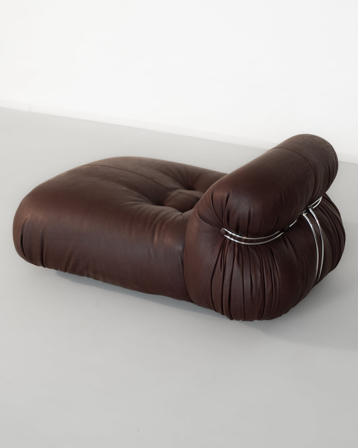 Brown leather Soriana chaise lounge with chrome rings detail view