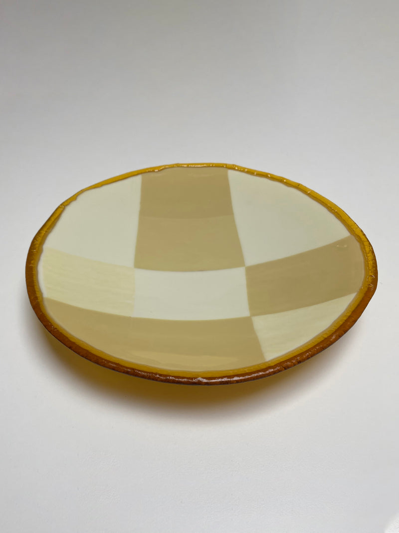 Beige checkered glass plate with mustard rim by Los Objetos Decorativos
