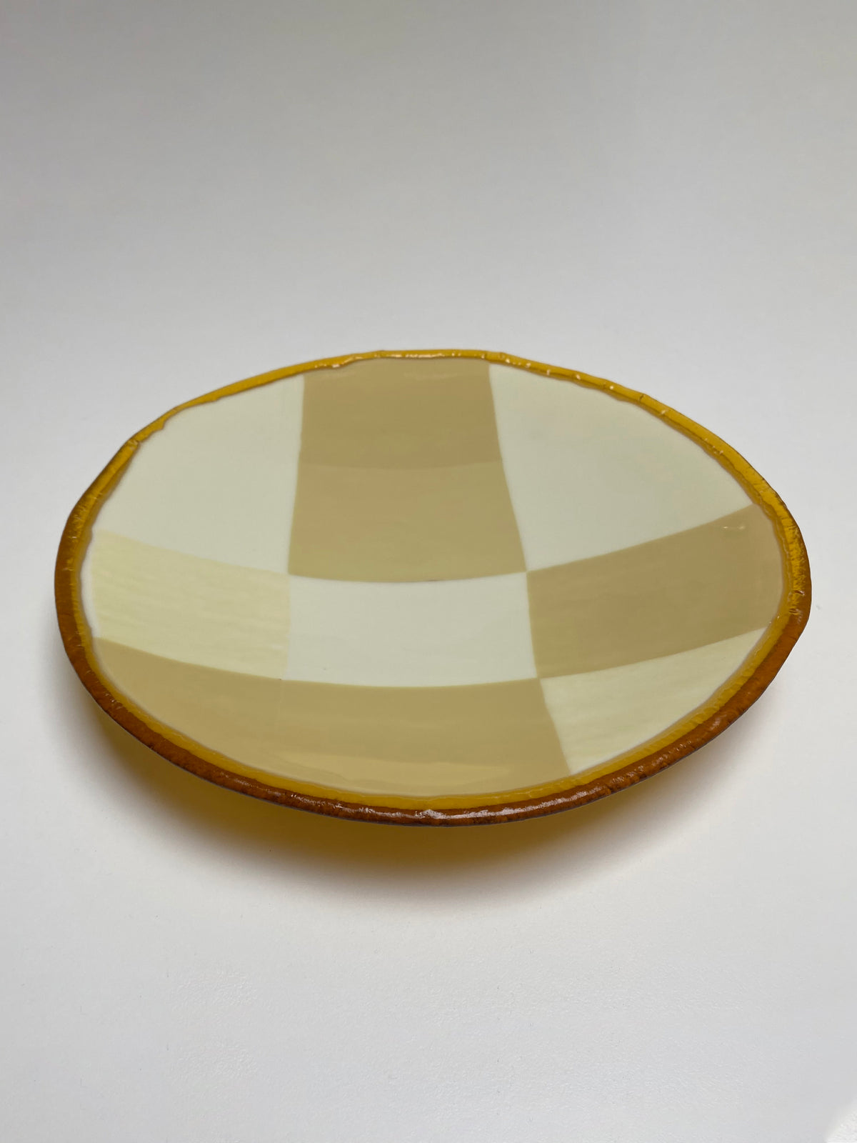 Beige checkered glass plate with mustard rim by Los Objetos Decorativos