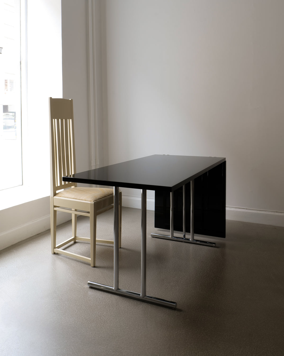 Black lacquered Lou Perou extendable table with chrome legs by Eileen Grey