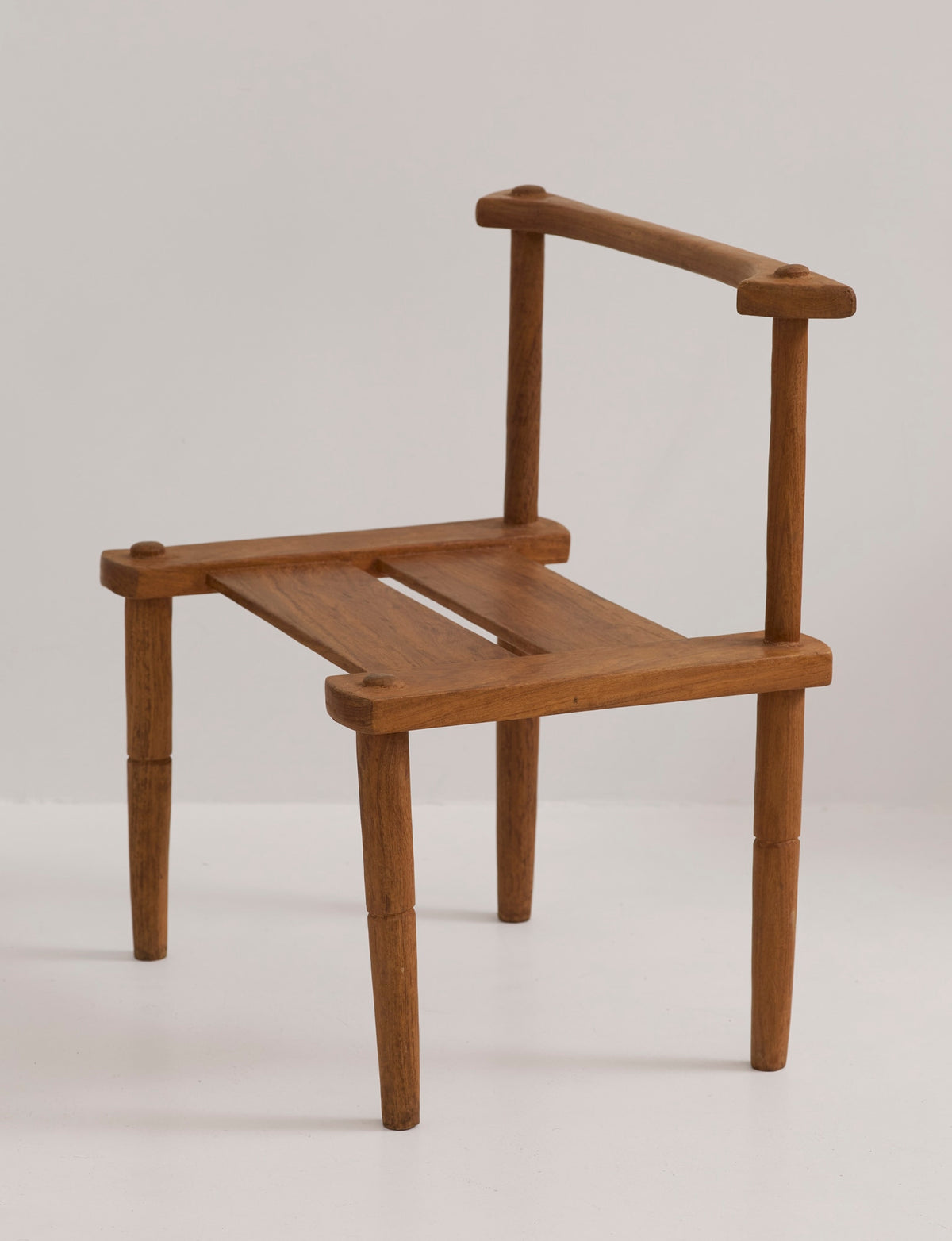 Large one-of-a-kind Baoulé chair in solid wood — detail view