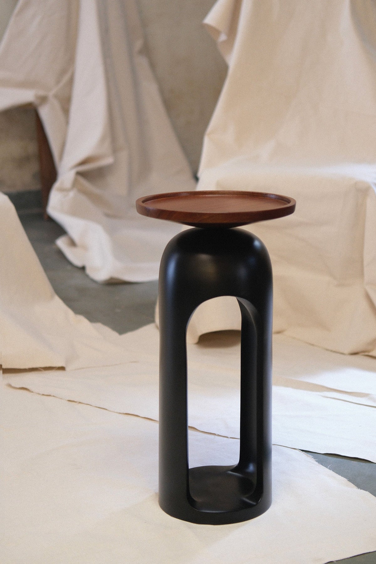 Vanta' Side Table — modern design with black base and wooden top
