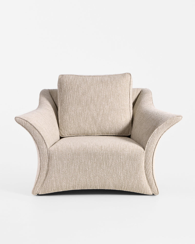 Perícia Lounge Chair — lifestyle setting