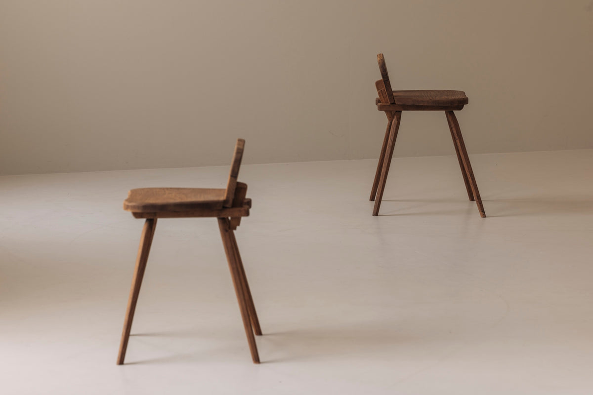 Sculptural pair of French solid oak side chairs from the 1950s — close-up