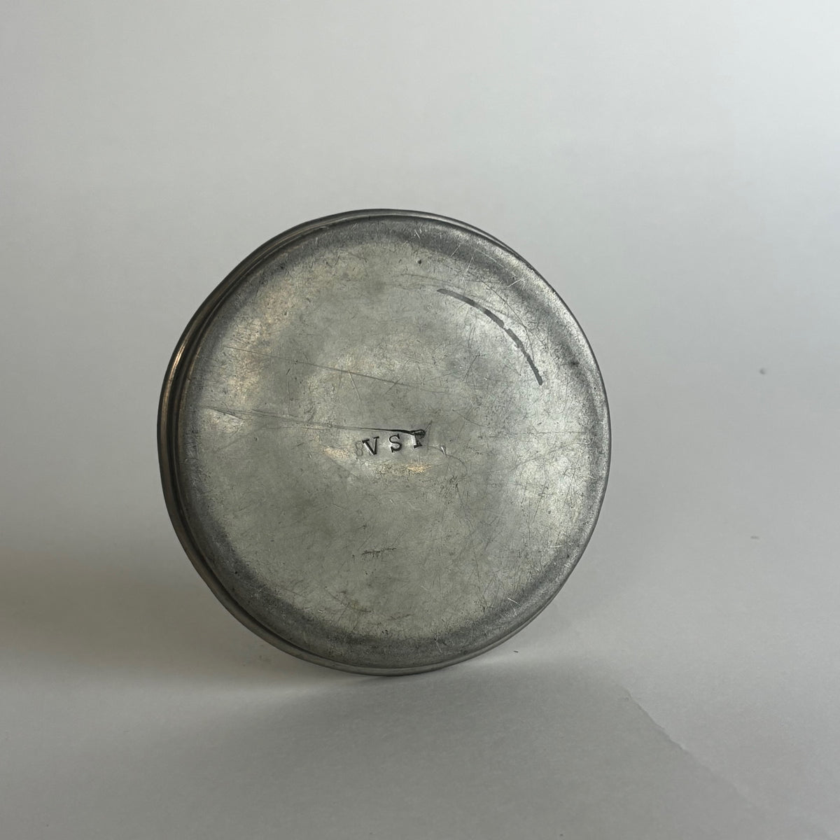 On hold Anna Petrus, Svenkst Stenn, Pewter Dish w/ Leger Figure — detail view