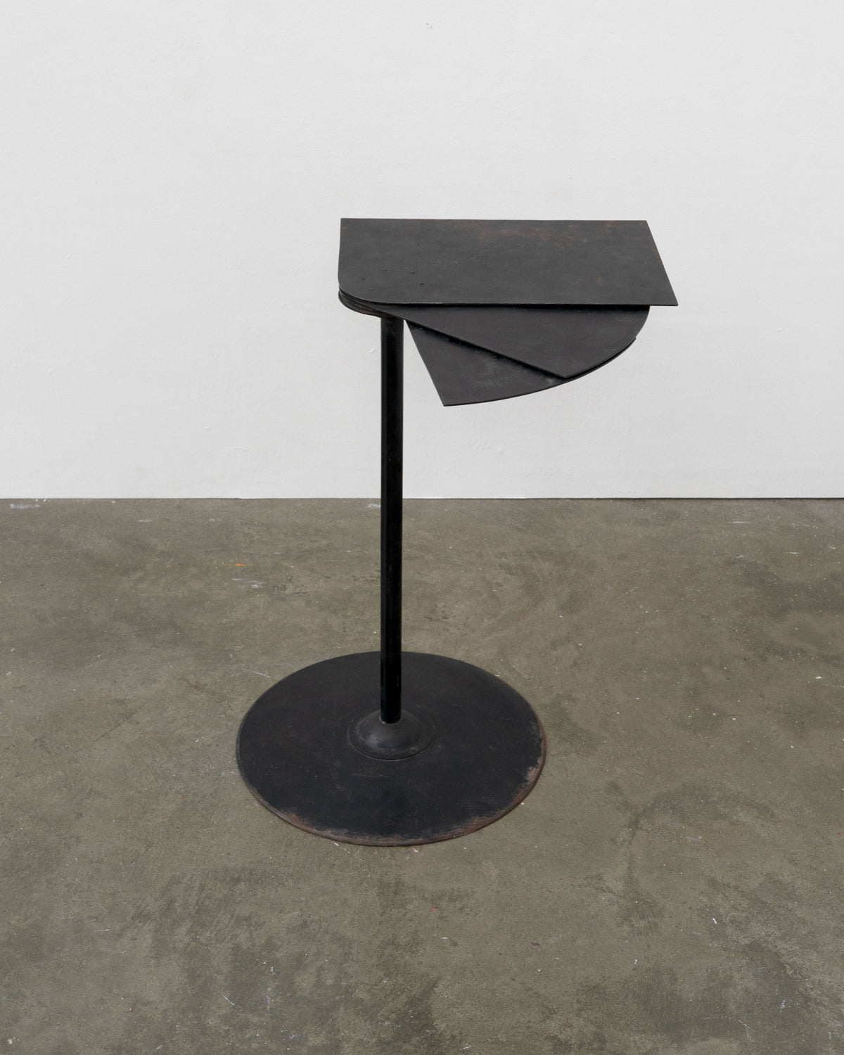 Black steel Hélice side table with rotating geometric top segments