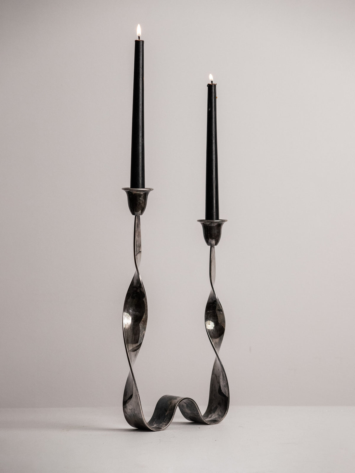Guido Niest Cobra Candelabra, Asymmetrical Twisted Ribbon, Silver Plated, Postmodern Italy 1980s — side angle