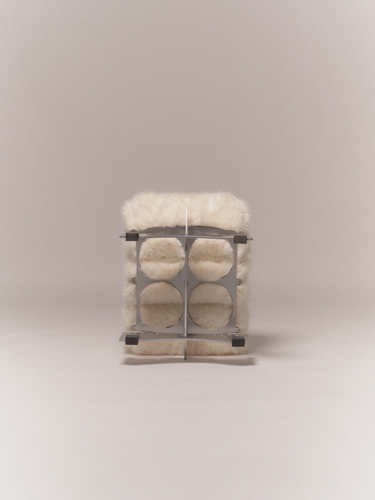 Poggia Bassa — front view of plush white seat with metal base