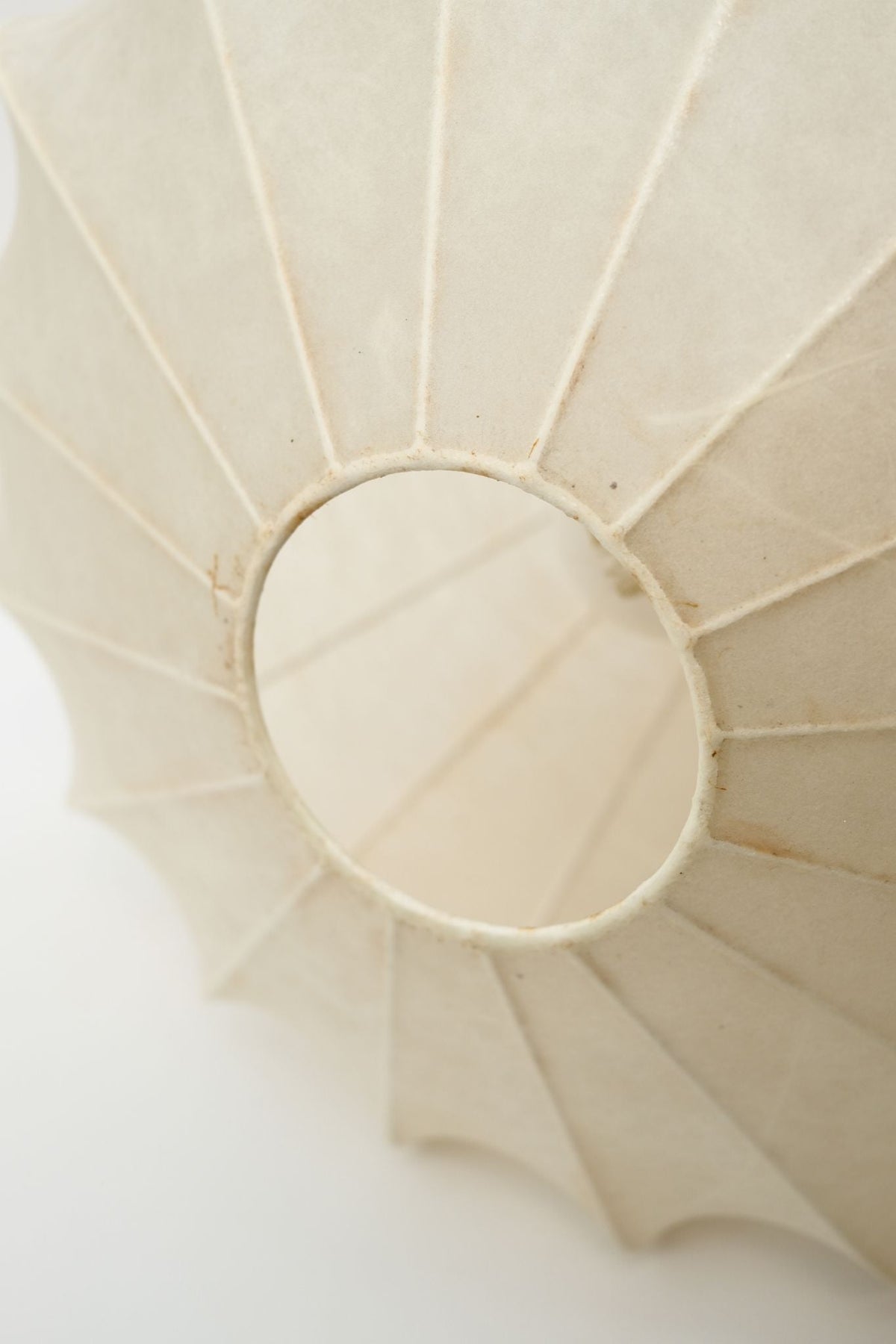 Cocoon Pendant Lamp, Goldkant — detail view
