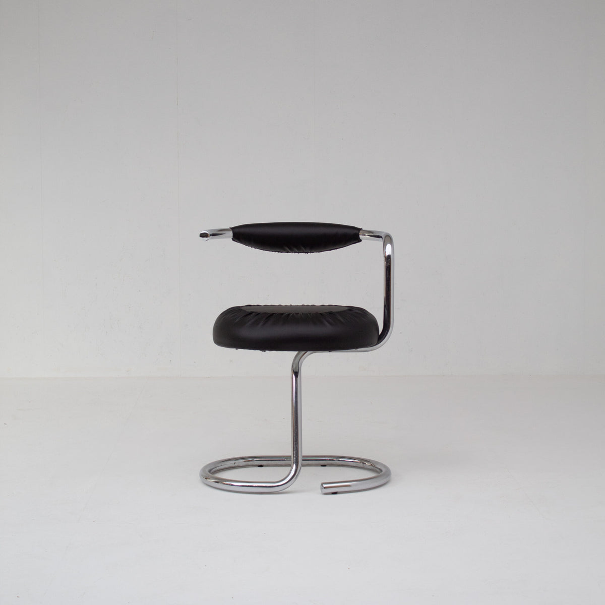 Set of 6 Cobra Chairs by Giotto Stoppino — in context