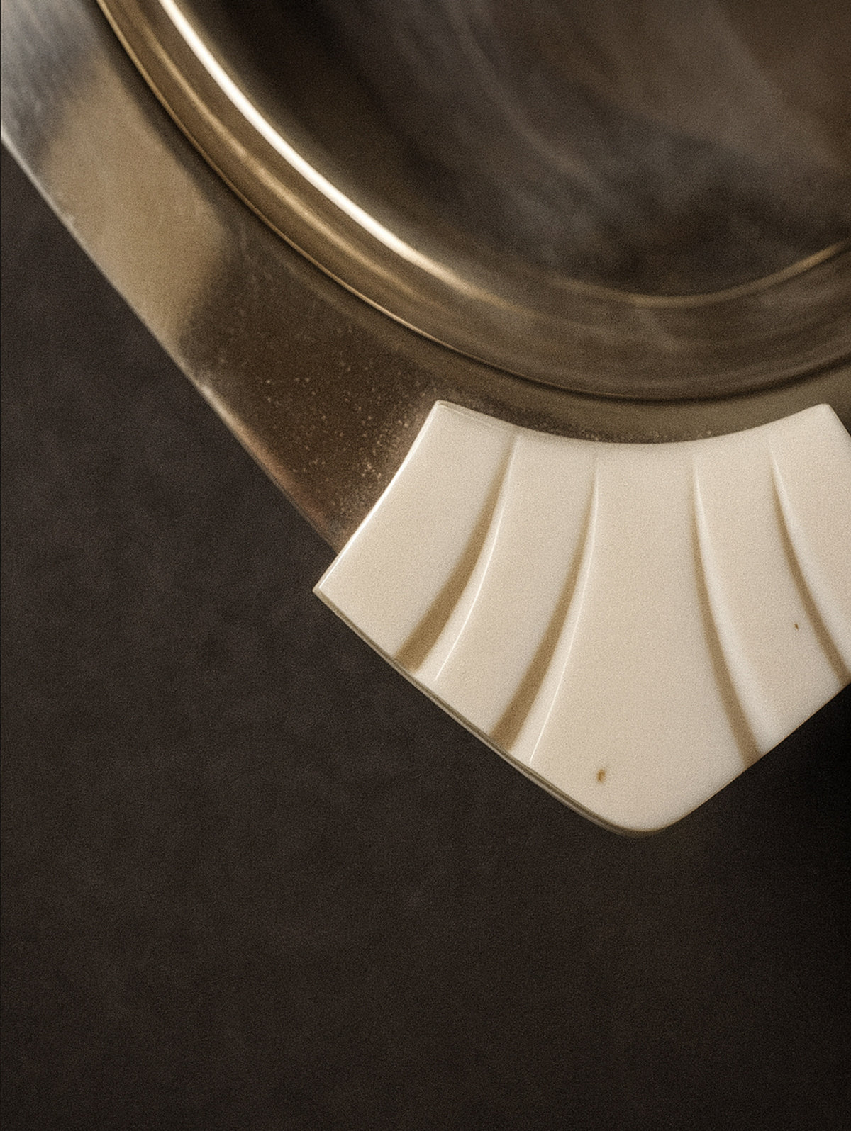 Art Deco plate detail showing white Bakelite grip handle, 1930s