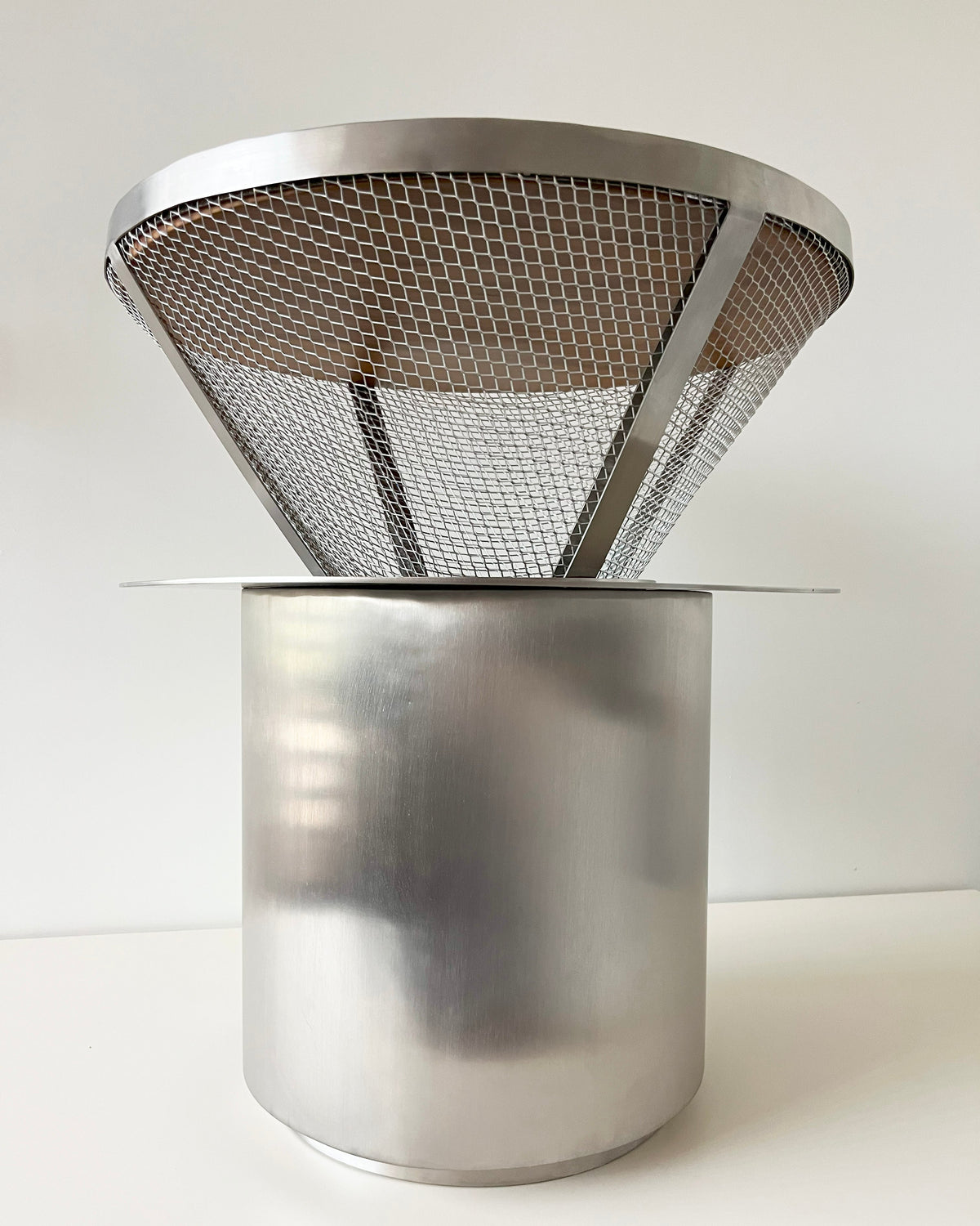 Modern steel mesh V60 side table with cylindrical base detail