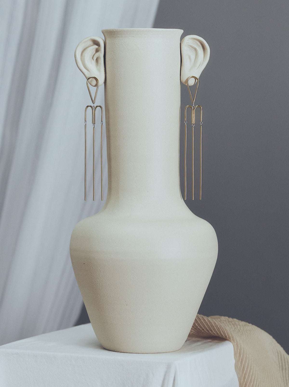 No 8 is a sleek and modern product designed for everyday use, with a minimalist design and durable materials