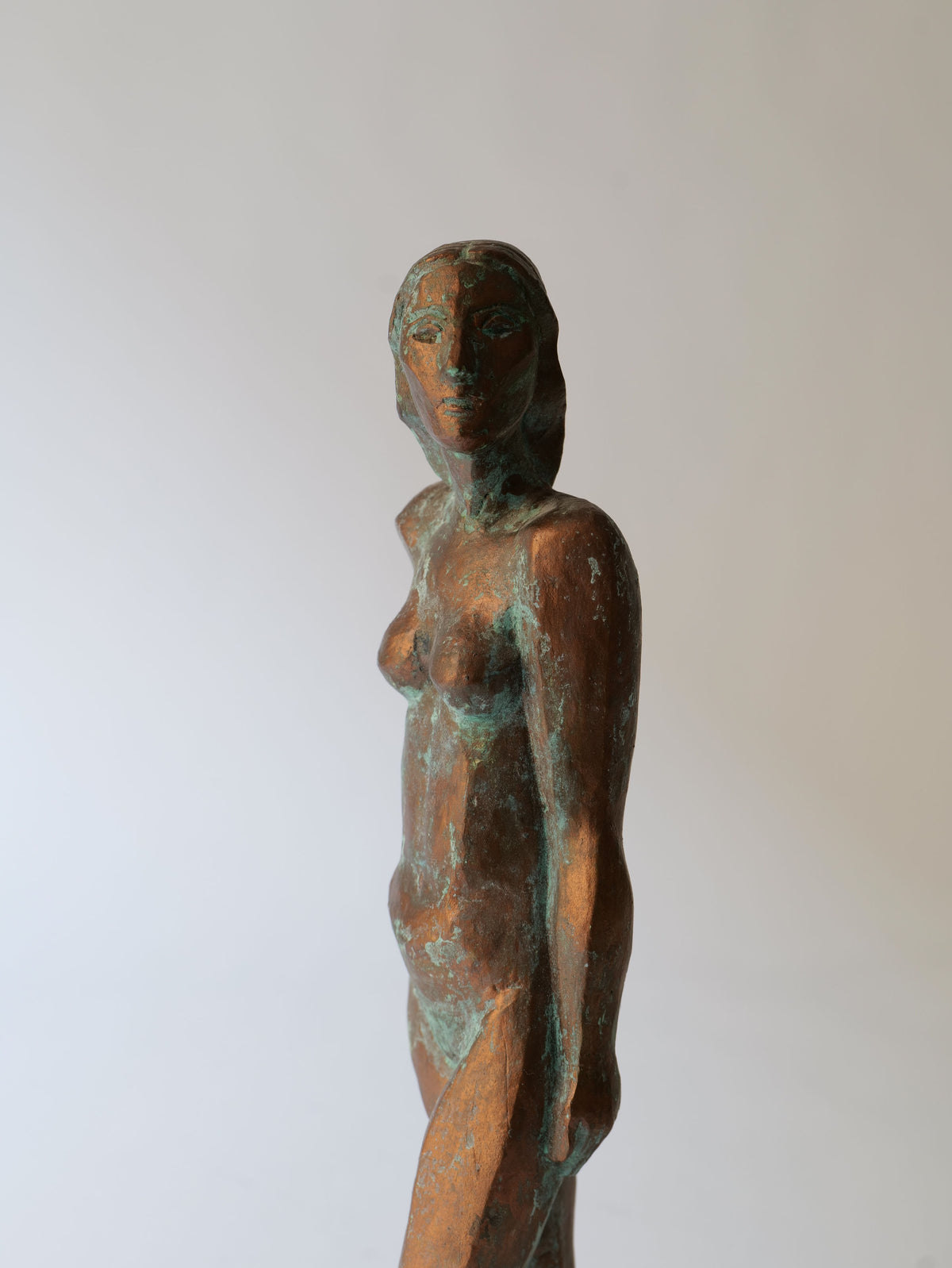  Sculpture Roland Alf displayed in a modern gallery, creating a striking visual impact 