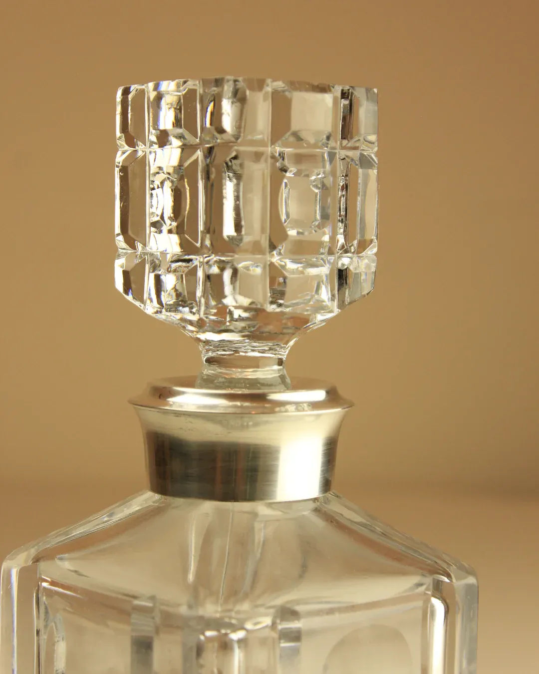  Art Deco style whiskey decanter made from high-quality crystal, showcasing a timeless design with intricate details and a luxurious feel