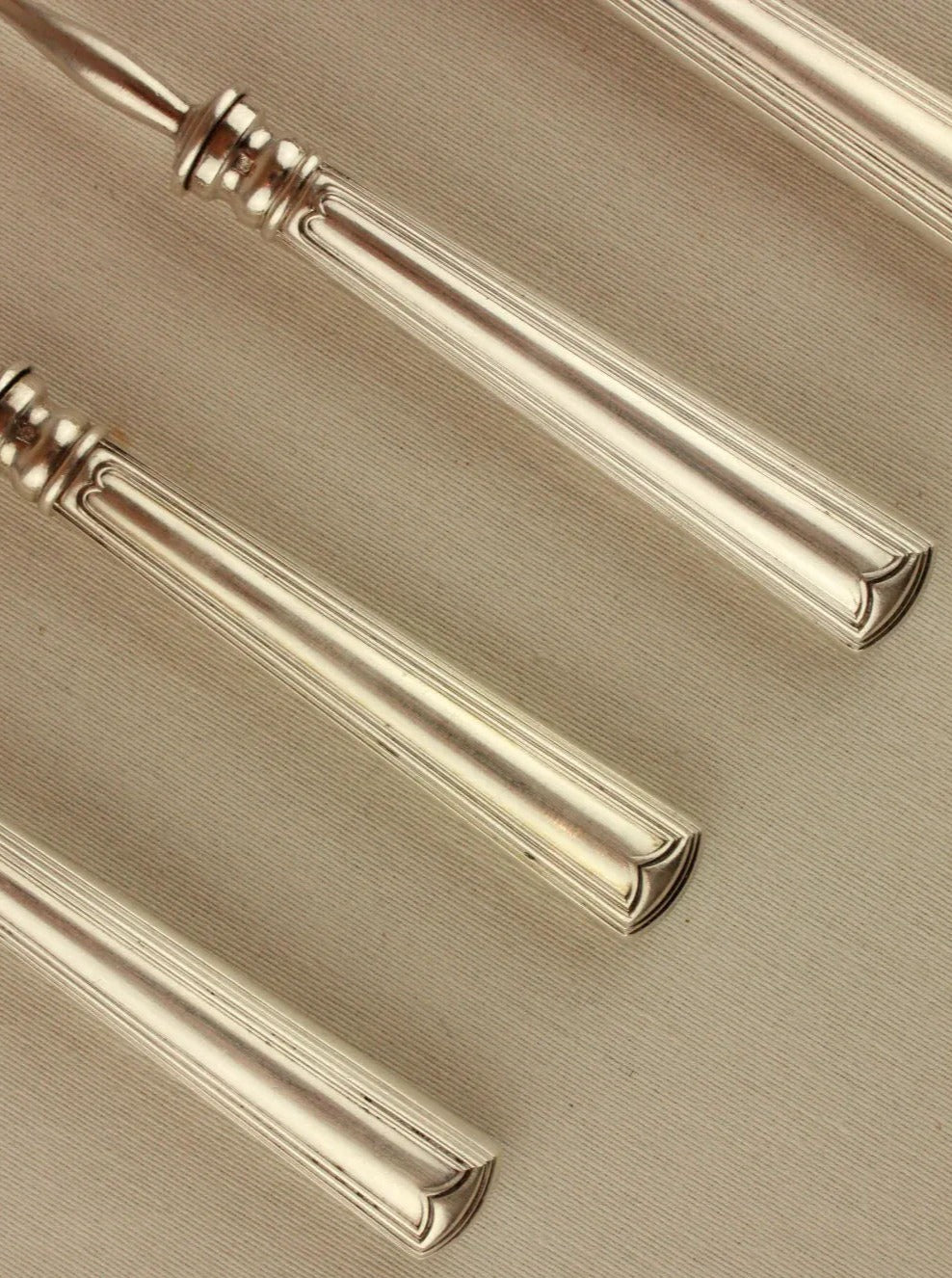 Shiny silver-plated metal cutlery with a modern and sleek design