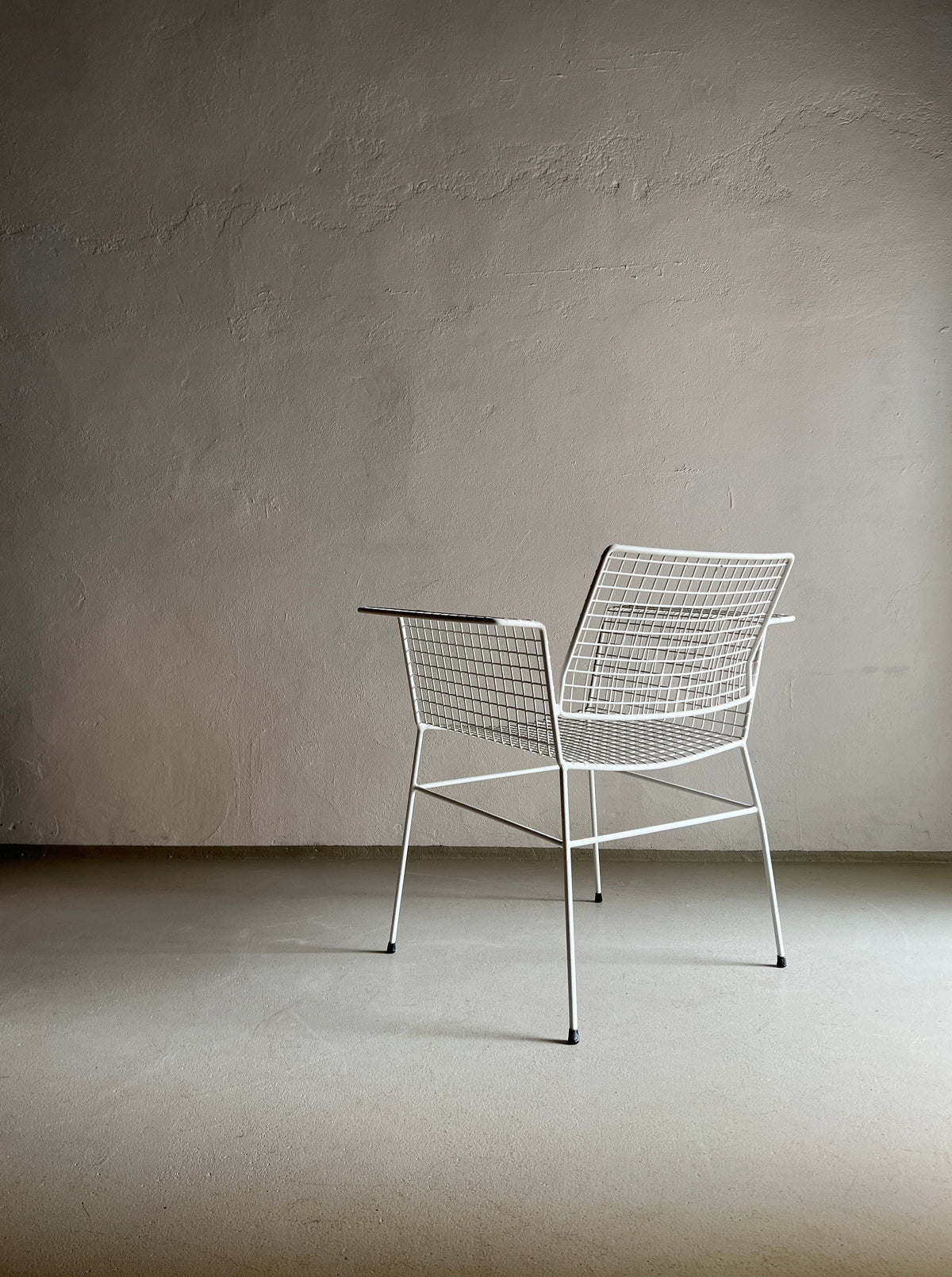 Classic 1960s white metal wire chair from Erlau, Germany, with a timeless design