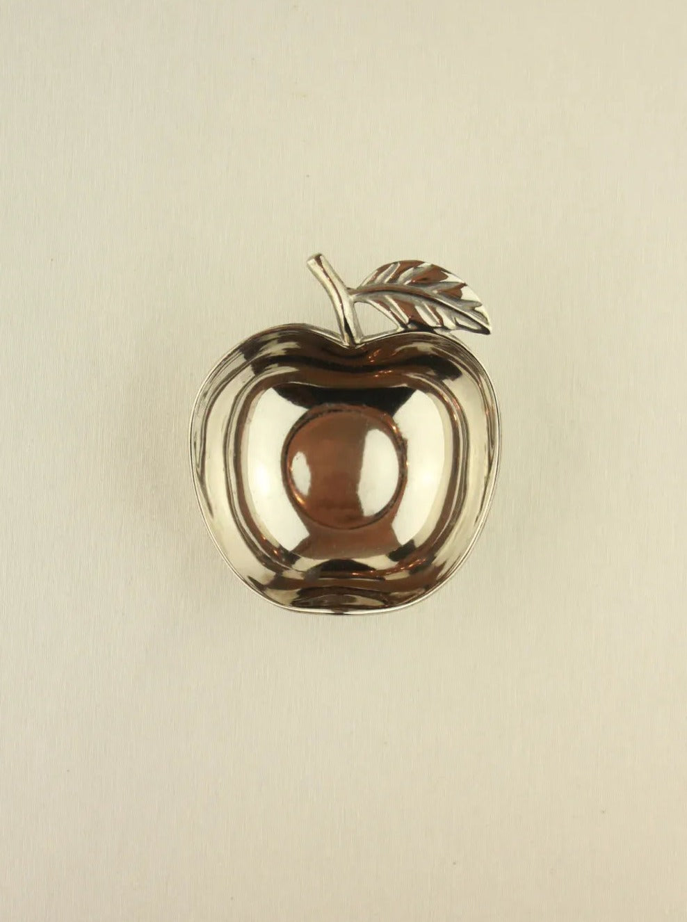  High-quality, durable ceramic apple bowl with glossy finish and smooth texture