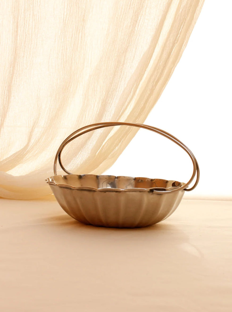 Shiny and glamorous silver-plated fruit bowl perfect for displaying fruits