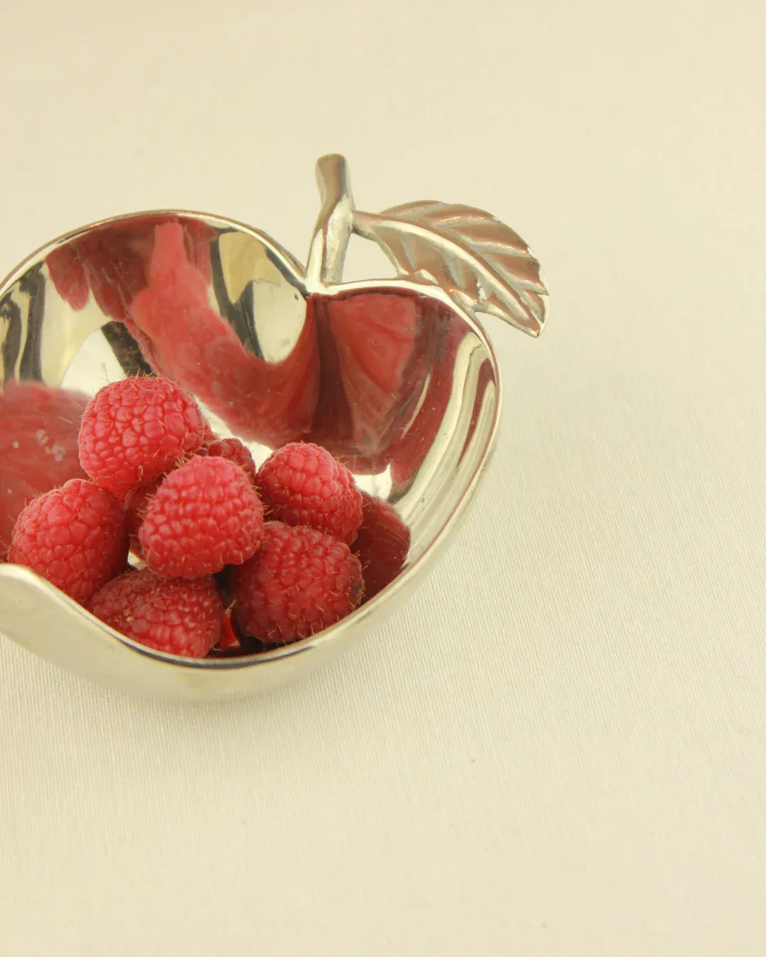  Decorative apple-shaped bowl with stem and leaf, ideal for kitchen or dining room decor