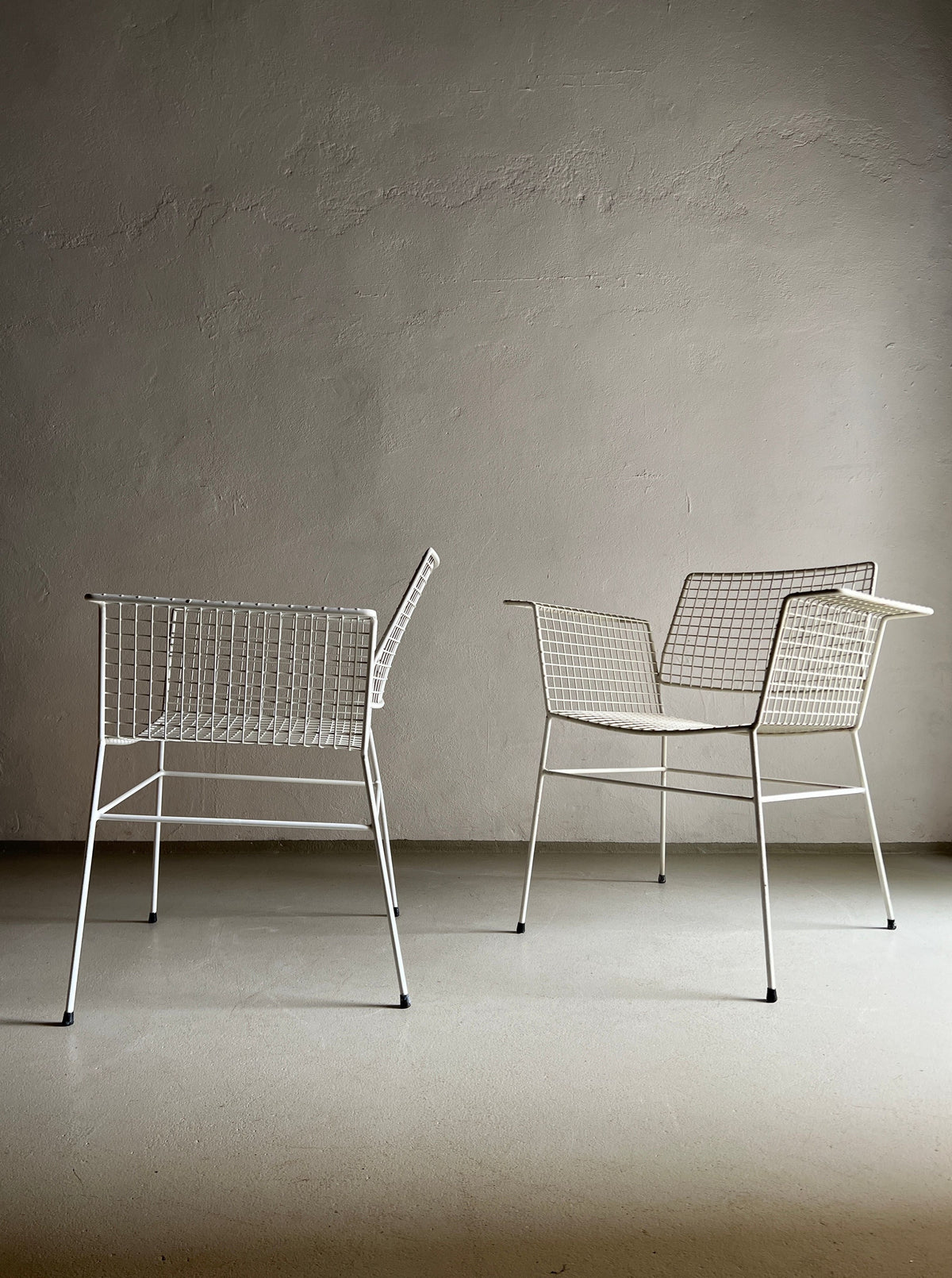 Vintage white metal wire chair from Erlau, dating back to the 1960s, showcasing a sleek and minimalist design
