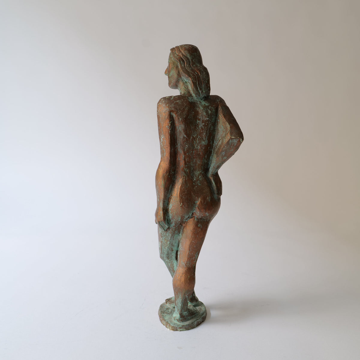  Side view of the Roland Alf sculpture, showcasing its impressive dimensions 