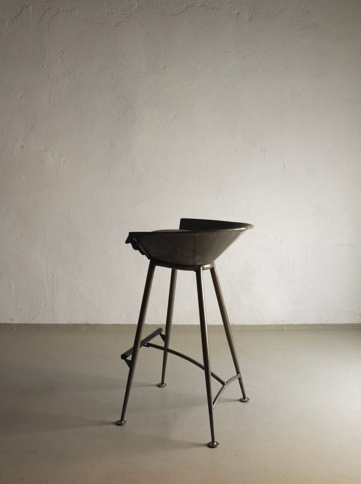 Vintage pair of 1980s Brutalist cast metal bar stools with unique design