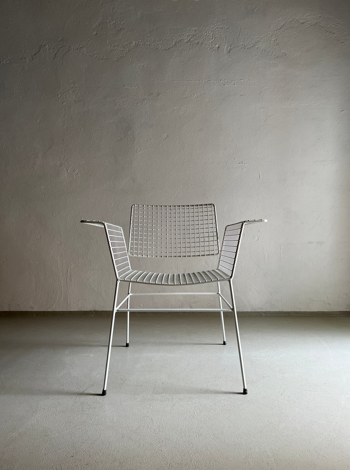 Authentic white metal wire chair from Erlau, Germany, circa 1960s, showcasing exceptional craftsmanship