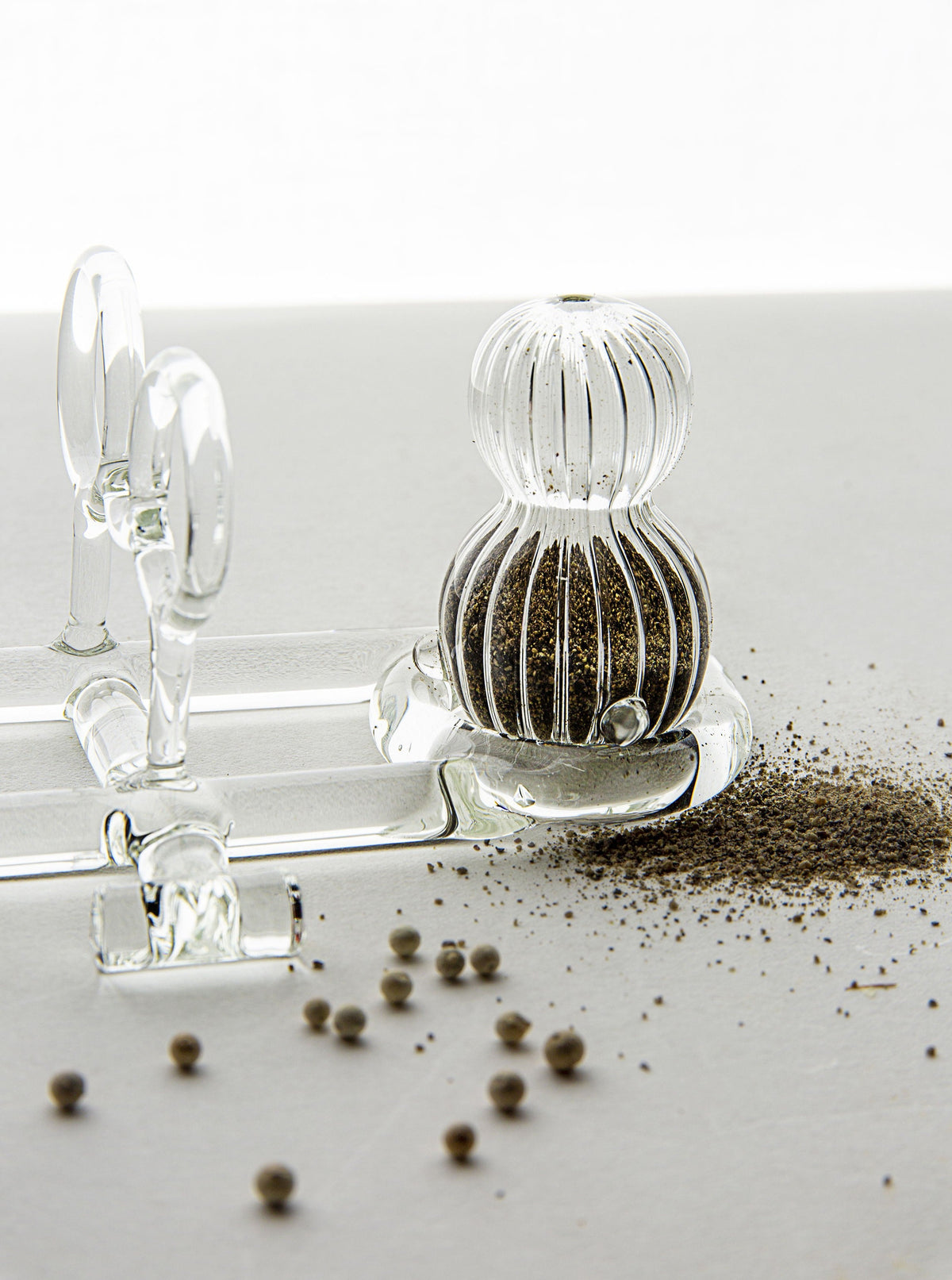  Elegant and modern salt and pepper set with Sio2 construction 