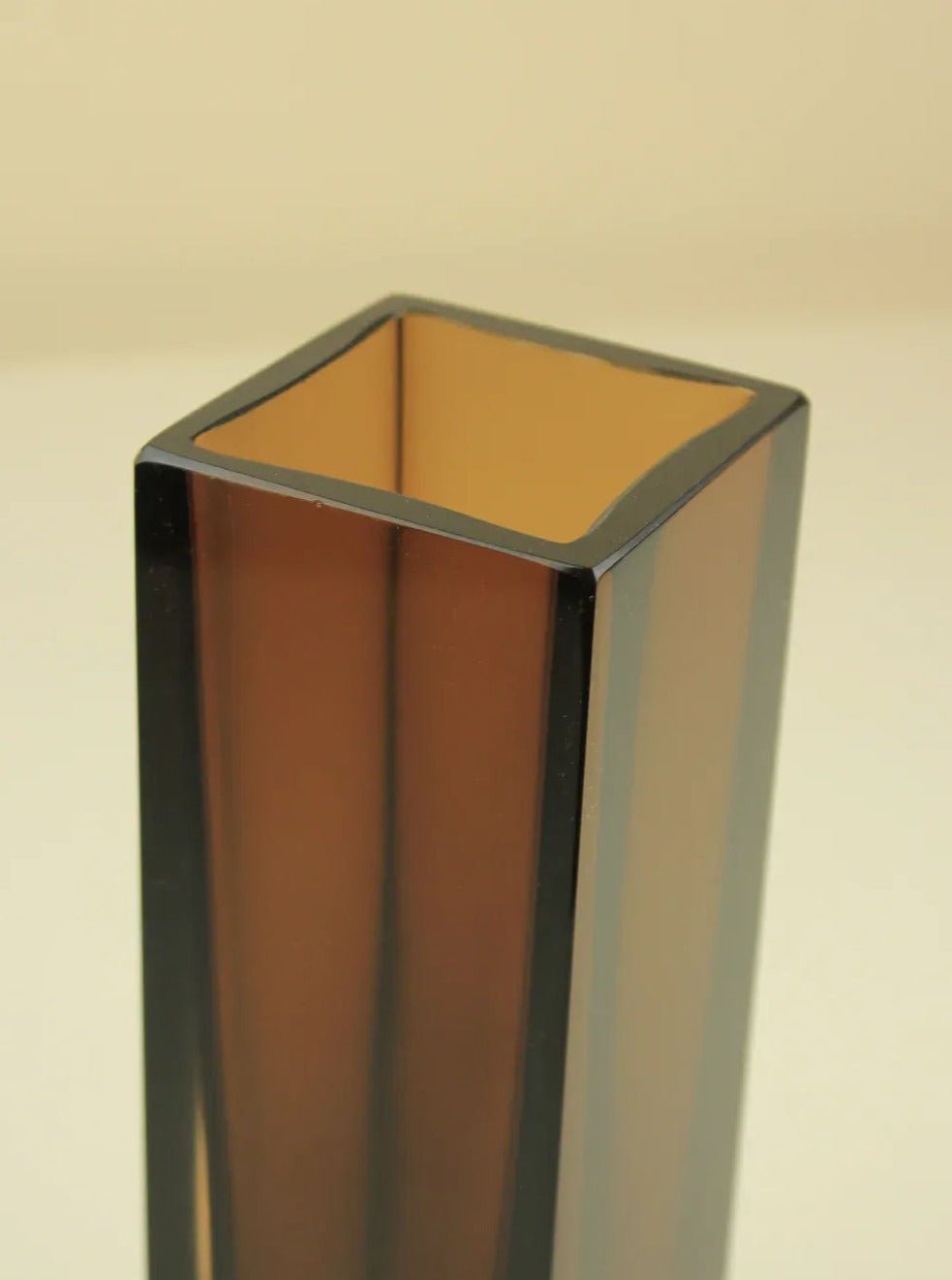Exquisite Murano Vase by Alessandro Mandruzzato, a true work of art