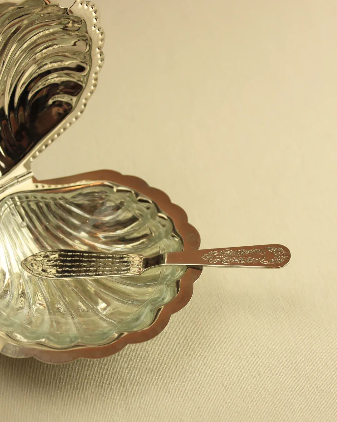 Vintage-inspired butter dish with a delicate and charming look
