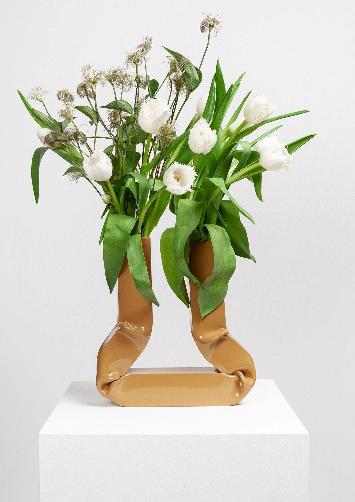 Beautiful caramel-colored Vasi Vase with elegant design and glossy finish