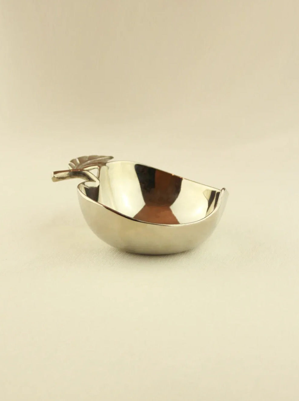 Round ceramic apple bowl with green leaf design, perfect for serving fruit or snacks