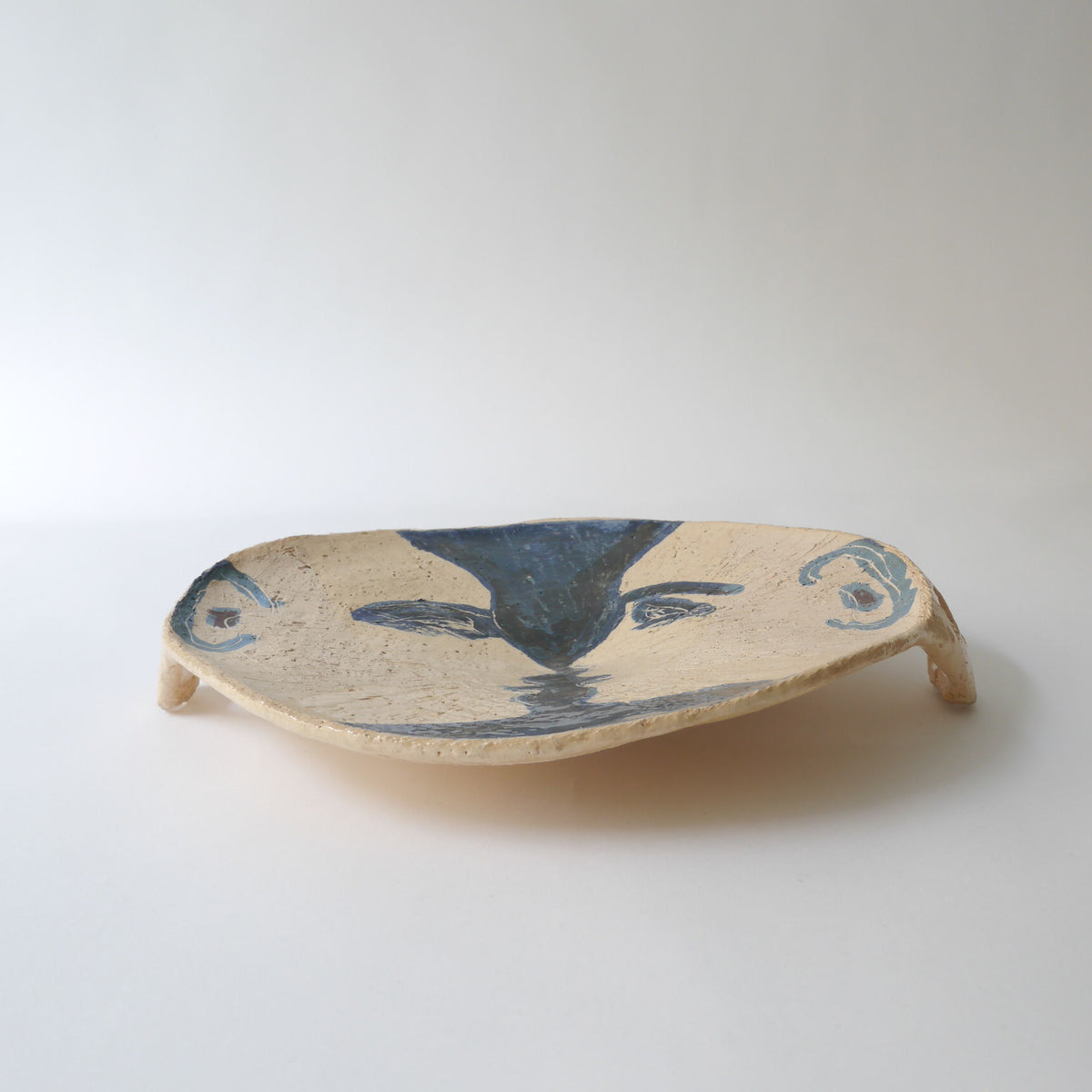  Intricately designed ceramic plate showcasing the beauty of Klimt's masterpiece