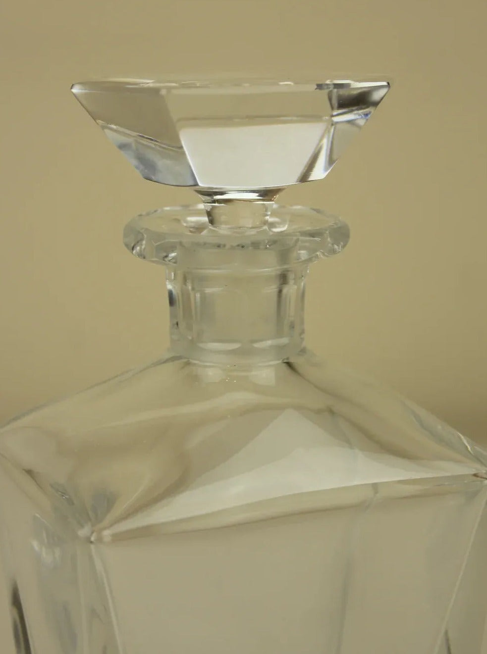  Elegant and timeless German Decanter made from high-quality glass materials