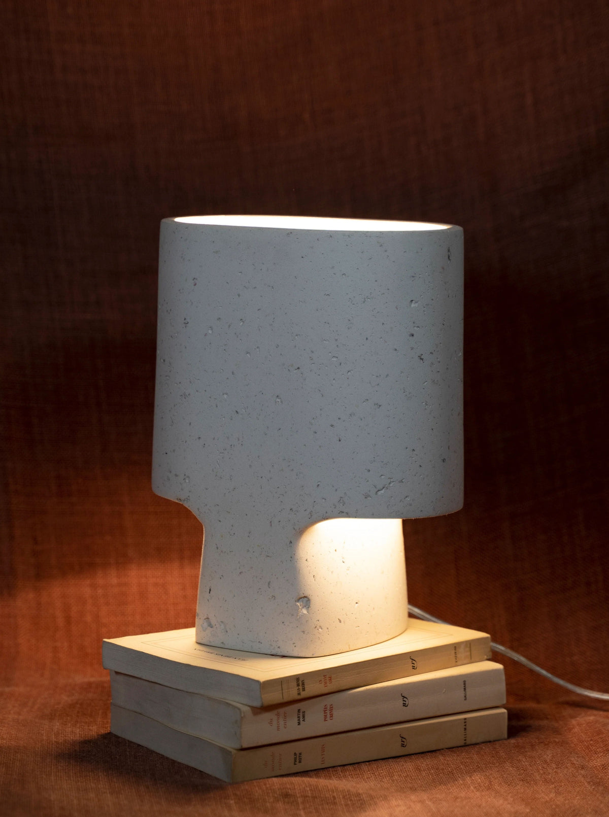 Sleek Lamp Bien Faite Naturel White adding a touch of sophistication to a contemporary dining area