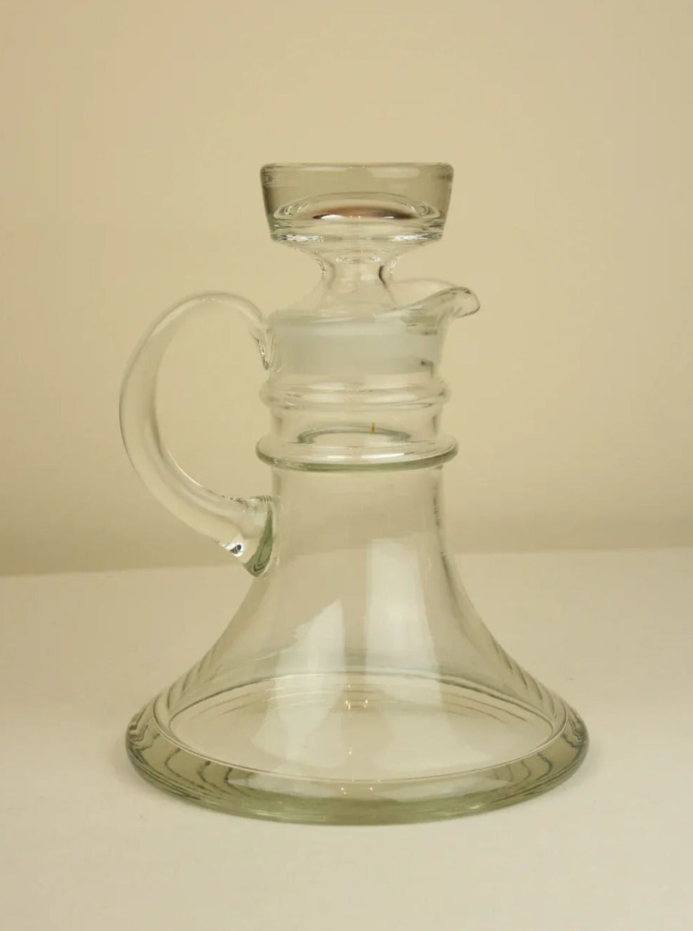 Elegant Decantador 70's adding a touch of vintage charm to any space